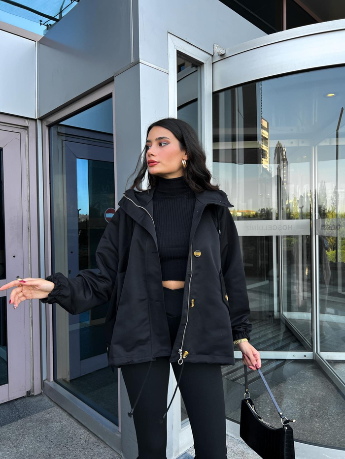 Siyah Düğmeli Kısa Parka