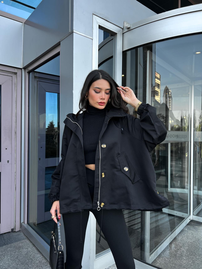 Siyah Düğmeli Kısa Parka