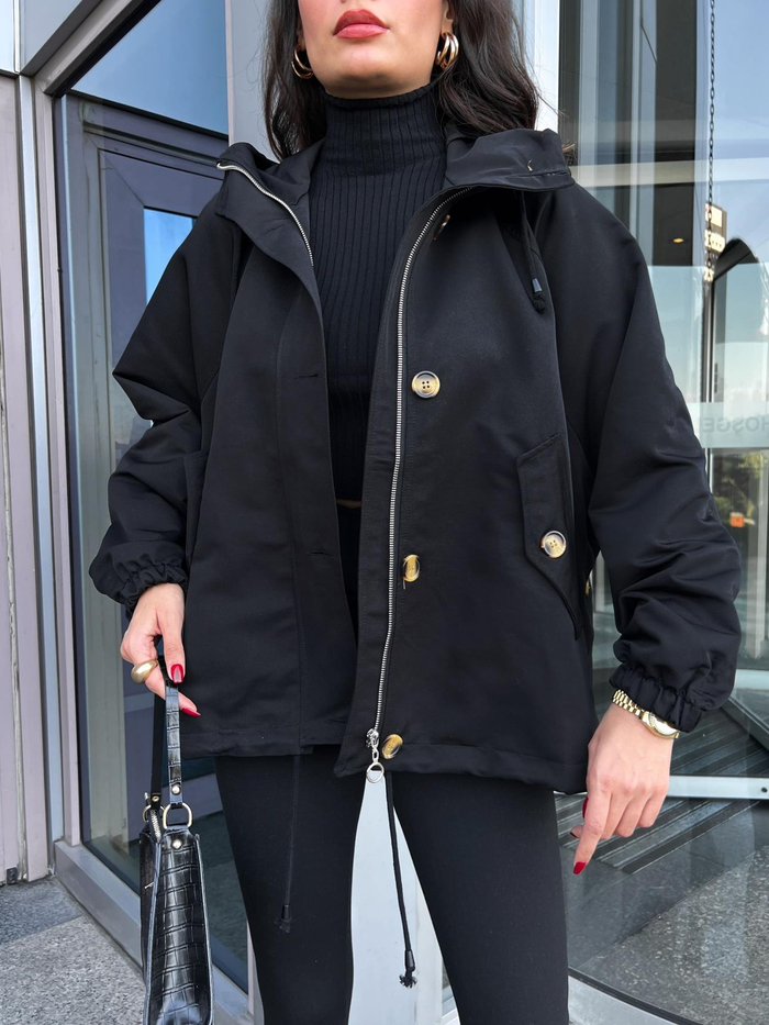 Siyah Düğmeli Kısa Parka