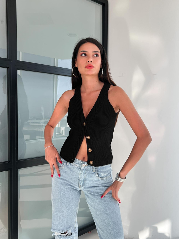 Siyah Düğmeli Triko Süveter