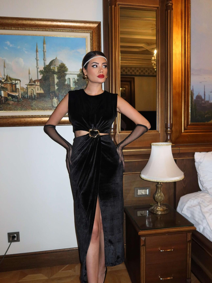 Siyah Kadife Tokalı Yırtmaçlı Elbise