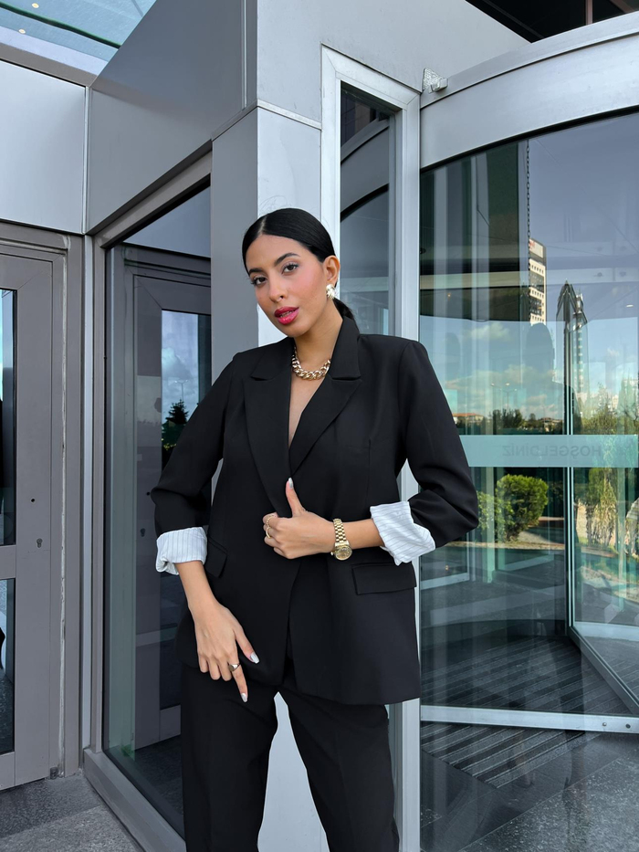 Siyah Kolu Katlamalı Blazer Ceket