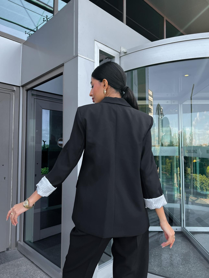 Siyah Kolu Katlamalı Blazer Ceket