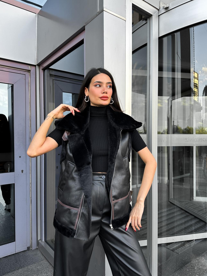 Siyah Peluş Detay Yelek