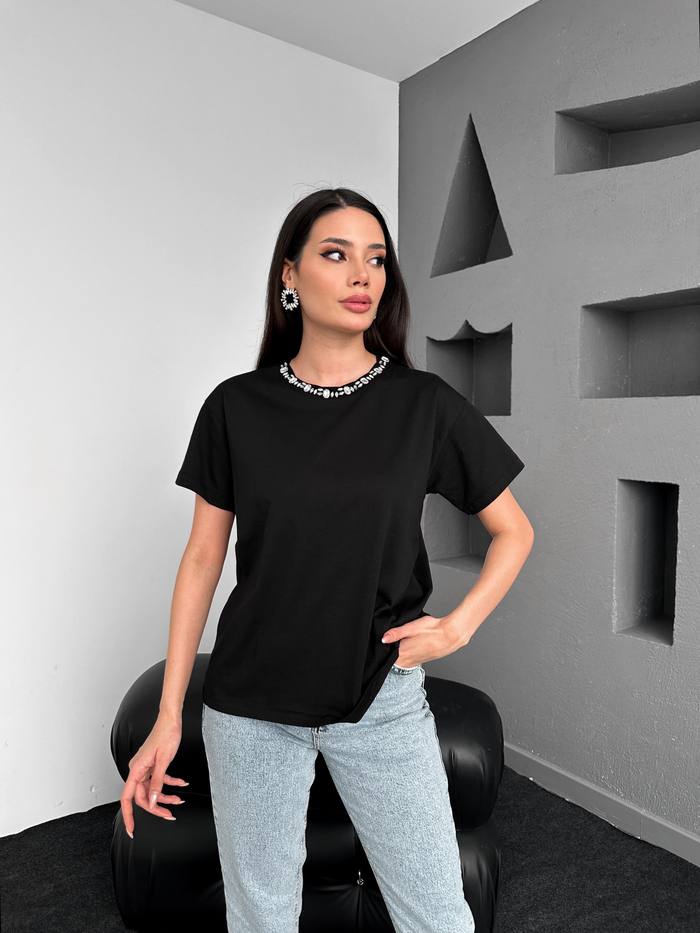 Siyah Yaka Taş İşlemeli Tshirt
