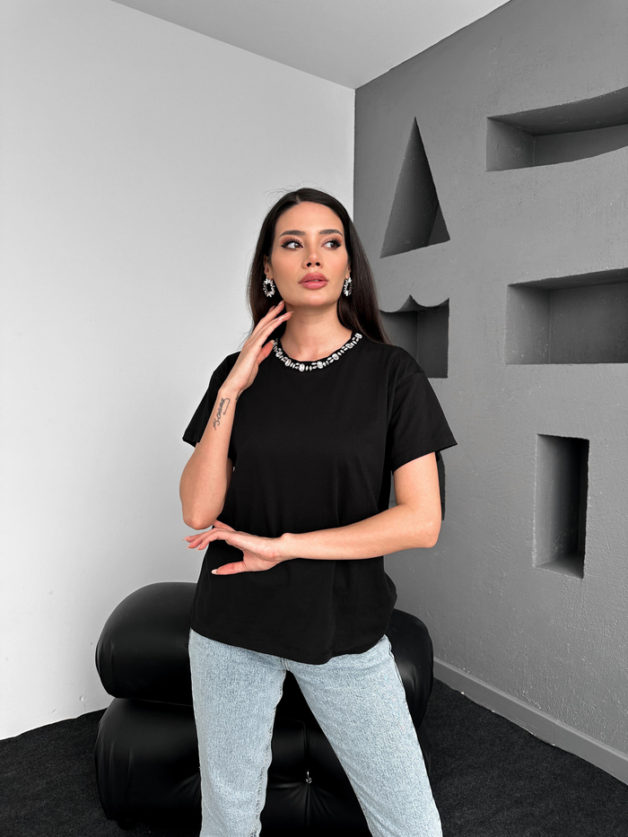 Siyah Yaka Taş İşlemeli Tshirt