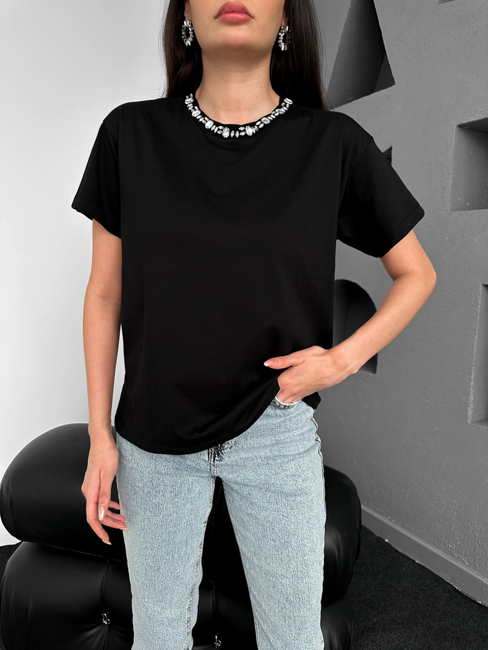 Siyah Yaka Taş İşlemeli Tshirt