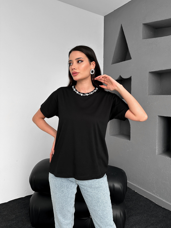 Siyah Yaka Taş İşlemeli Tshirt