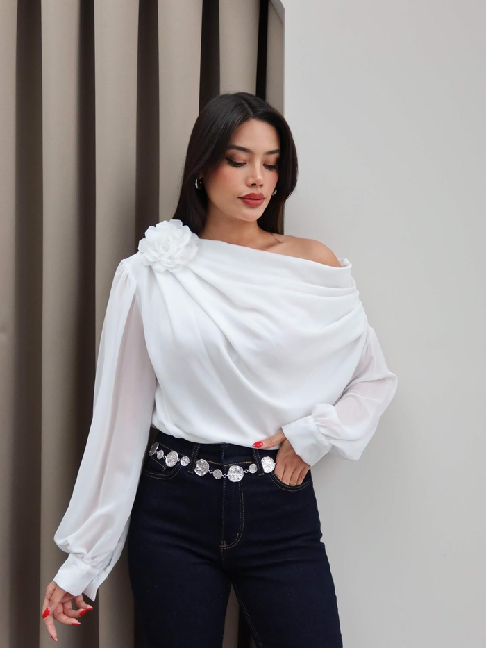 Tek Omuz Gül Detaylı Şifon Bluz