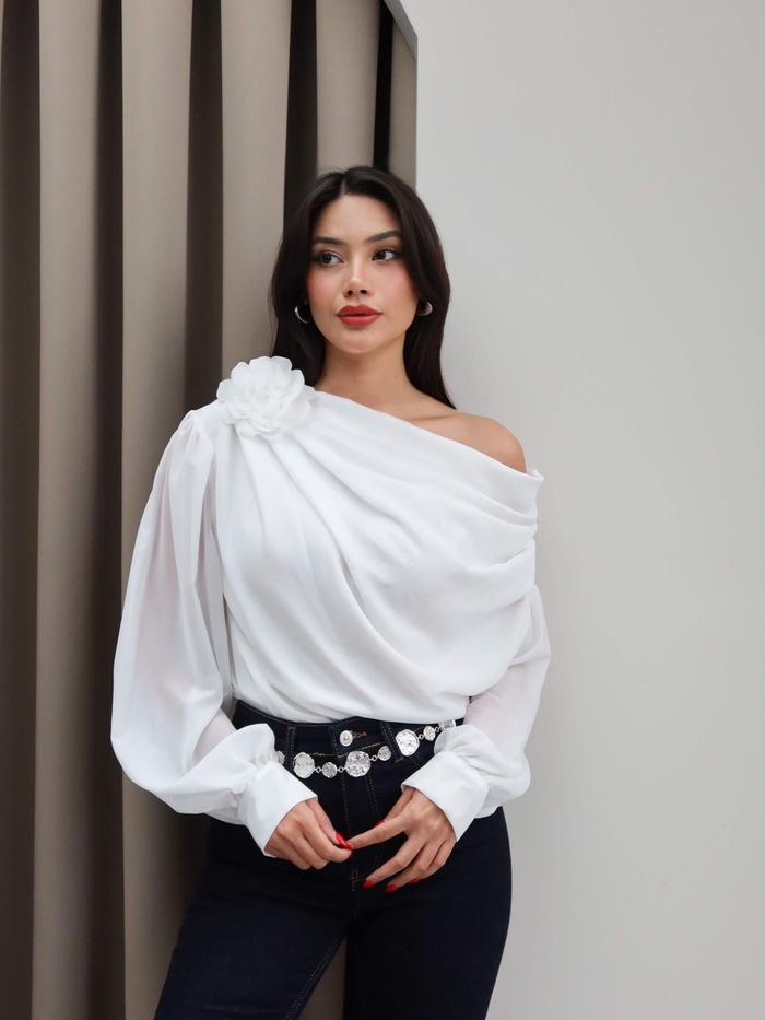 Tek Omuz Gül Detaylı Şifon Bluz