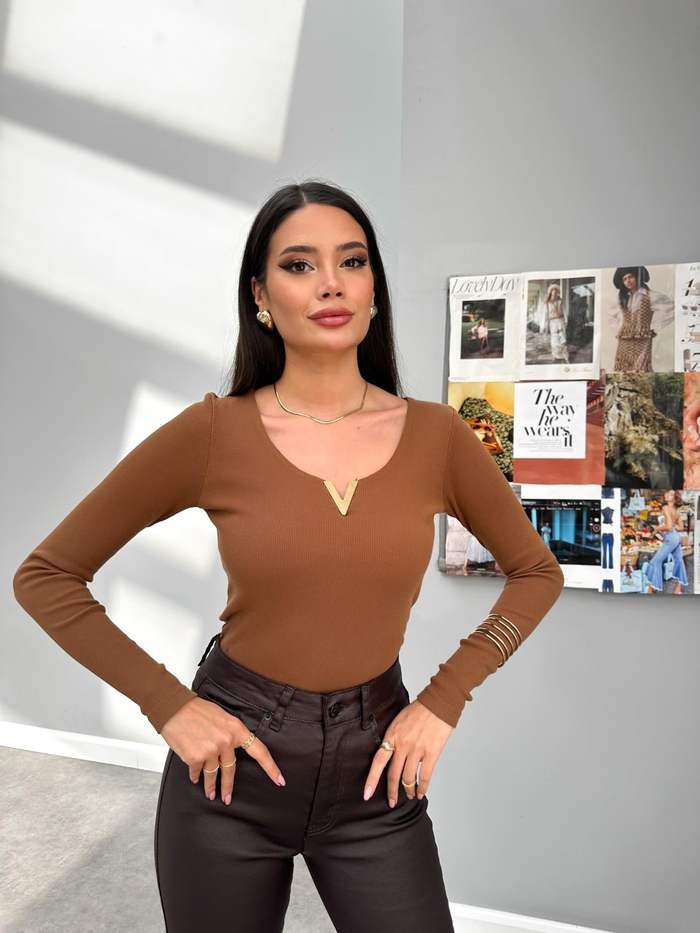 V Yaka Broşlu Fitilli Body