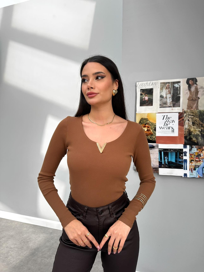 V Yaka Broşlu Fitilli Body