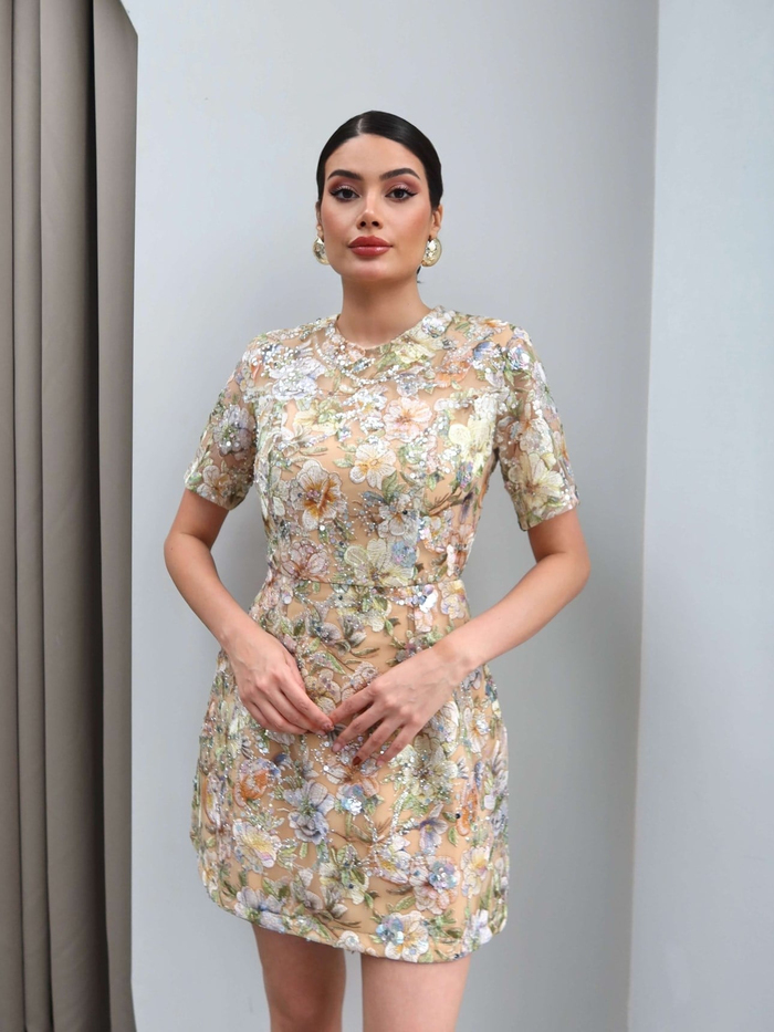 Vatkalı Çiçek İşlemeli Mini Elbise