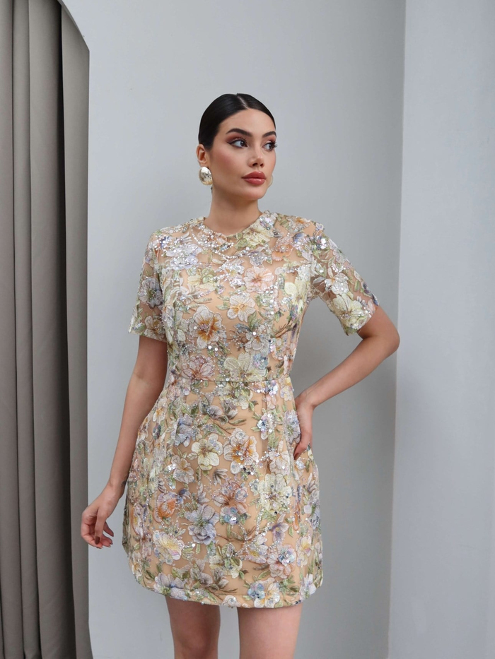 Vatkalı Çiçek İşlemeli Mini Elbise