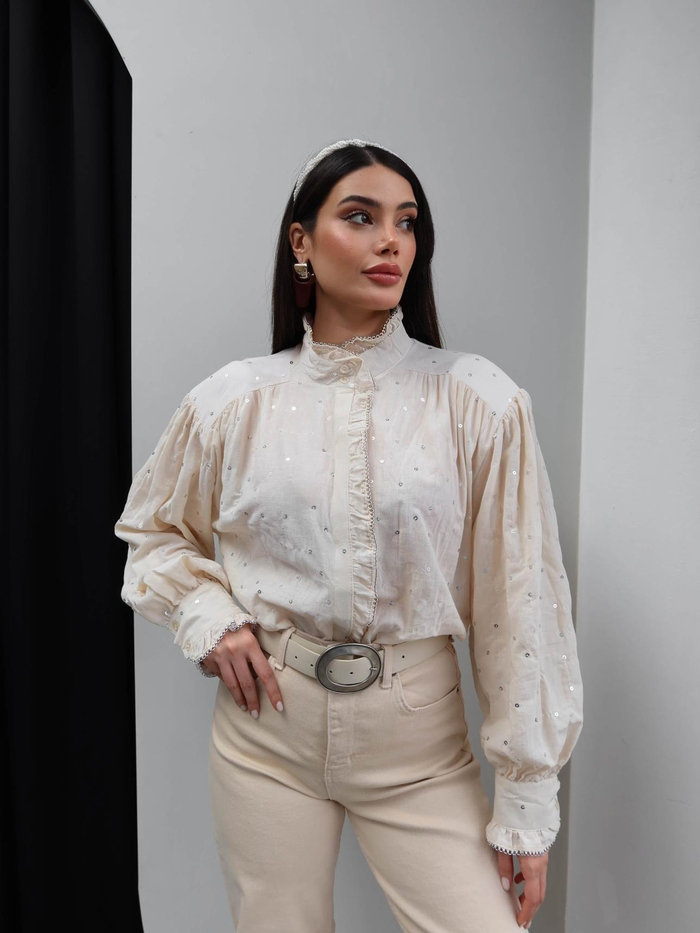 Vatkalı Pul İşlemeli Gömlek