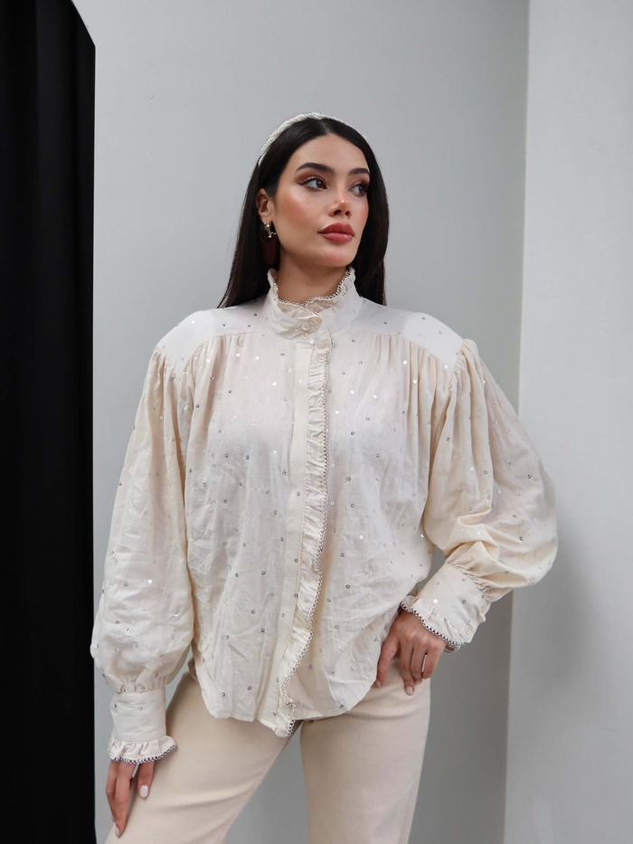 Vatkalı Pul İşlemeli Gömlek