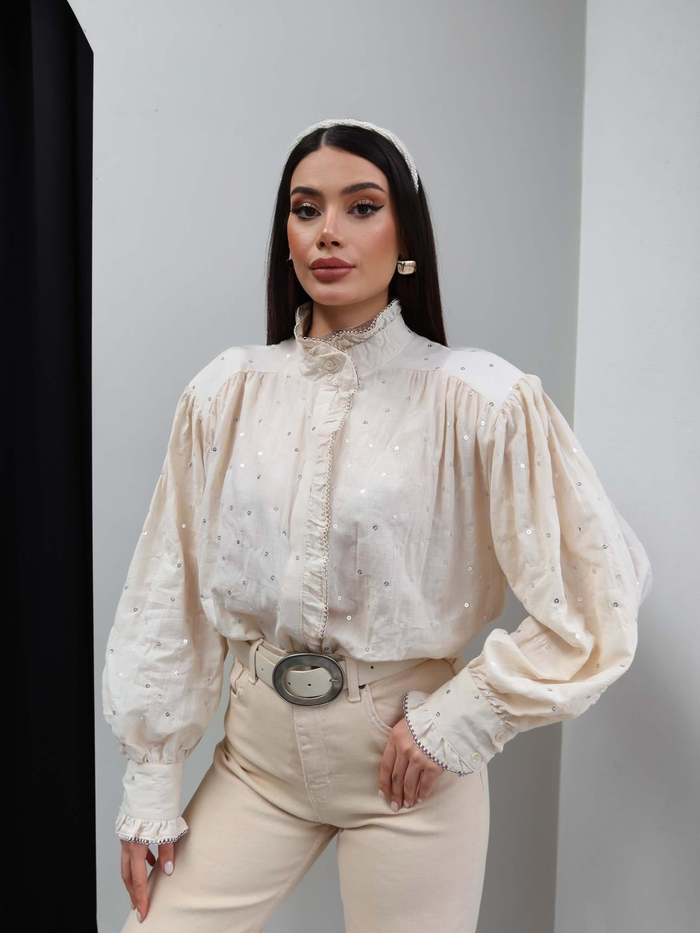 Vatkalı Pul İşlemeli Gömlek