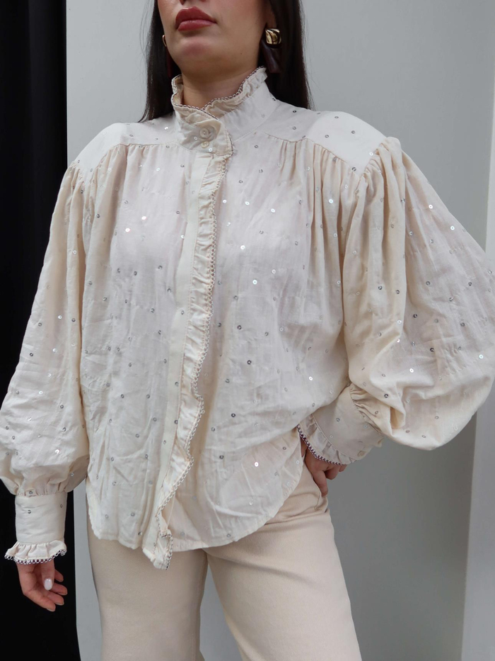 Vatkalı Pul İşlemeli Gömlek