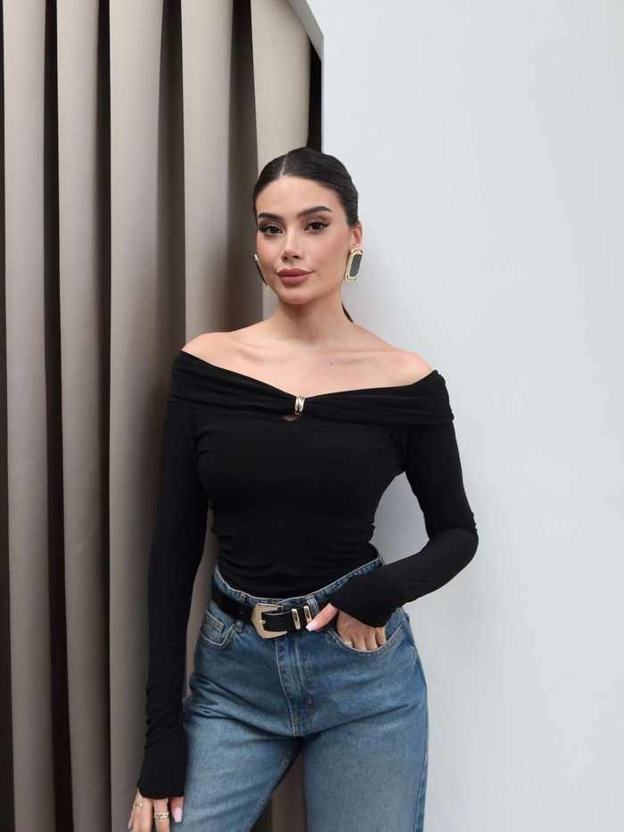 Yaka Broşlu Açık Omuz Bluz