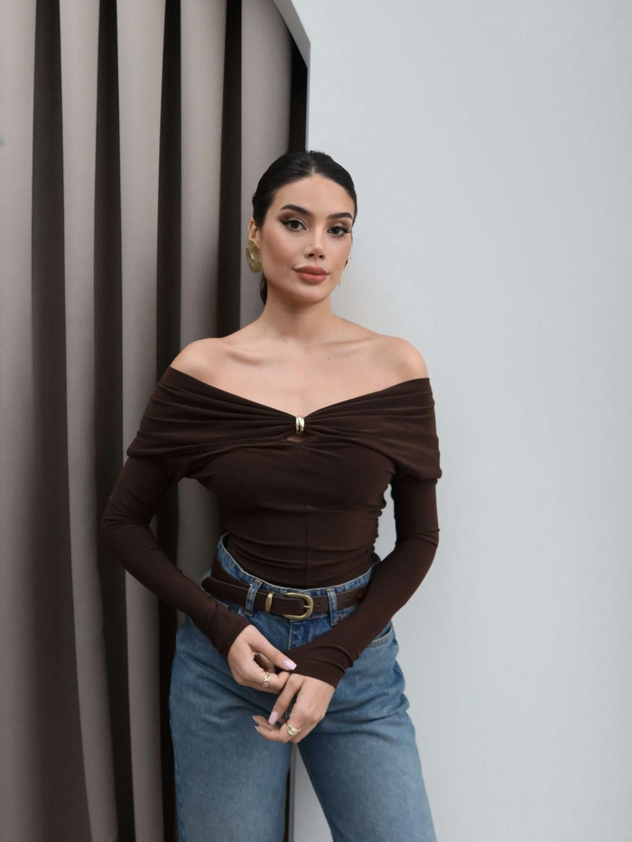 Yaka Broşlu Açık Omuz Bluz