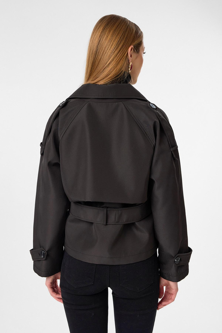 Geniş Yakalı Kısa Trençkot