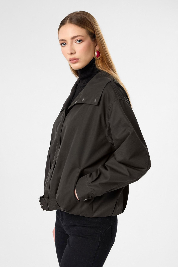 Geniş Yakalı Kısa Trençkot