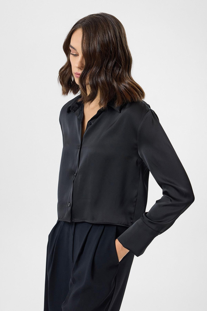 Geniş Manşetli Kısa Saten Gömlek