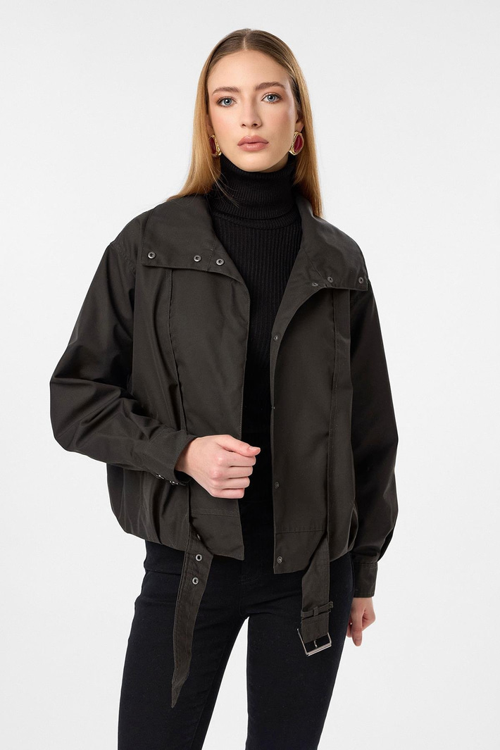 Geniş Yakalı Kısa Trençkot