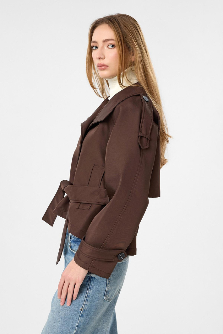 Geniş Yakalı Kısa Trençkot