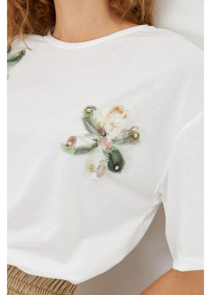 Çiçek İşlemeli T-Shirt