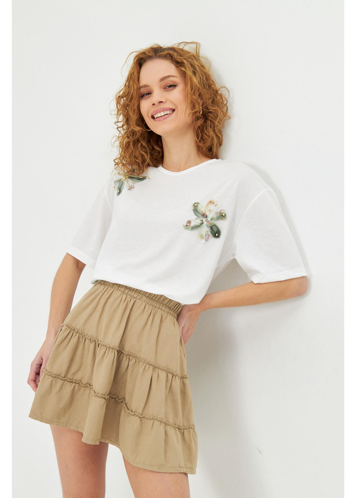 Çiçek İşlemeli T-Shirt