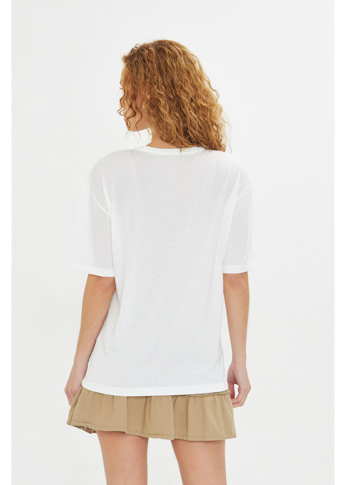 Çiçek İşlemeli T-Shirt
