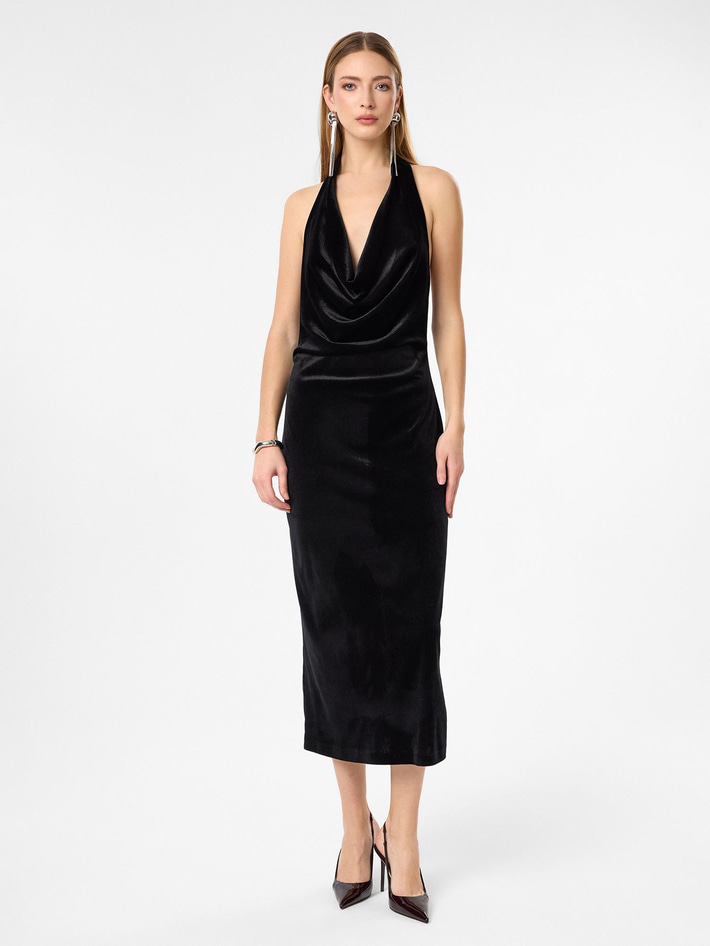 Degaje Yaka Sırt Dekolteli Siyah Elbise 