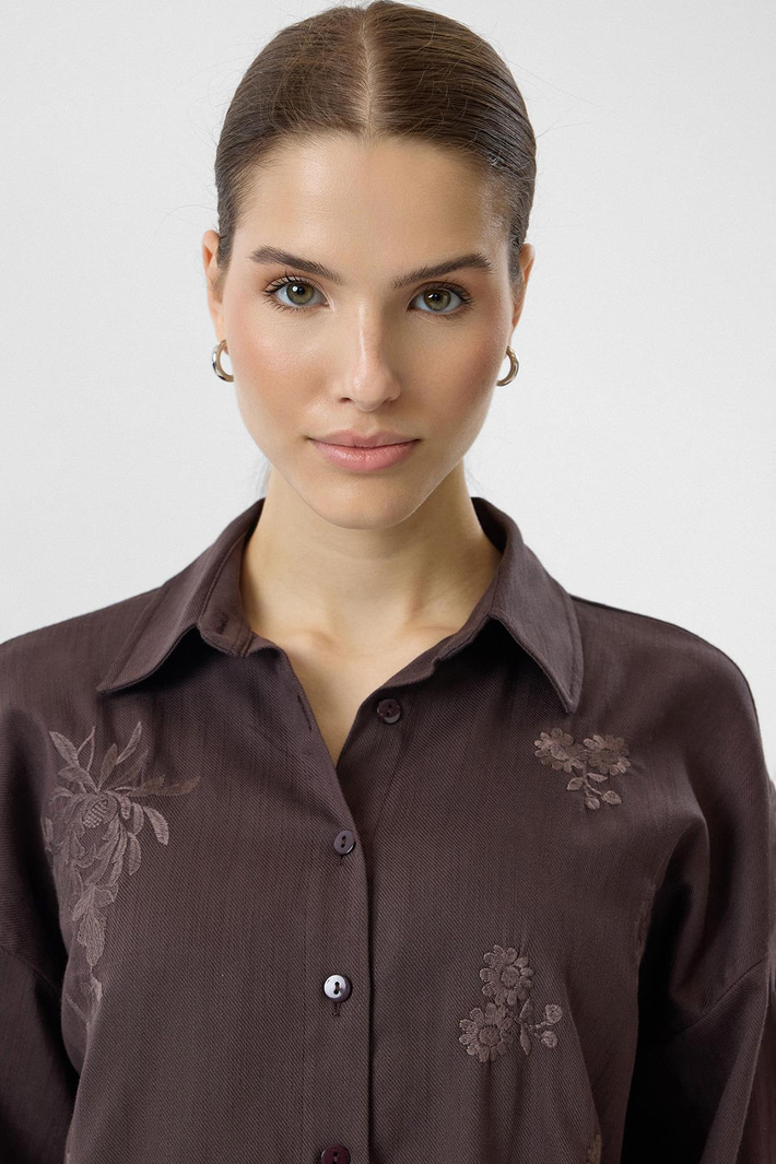 Nakışlı Yırtmaçlı Gabardin Gömlek