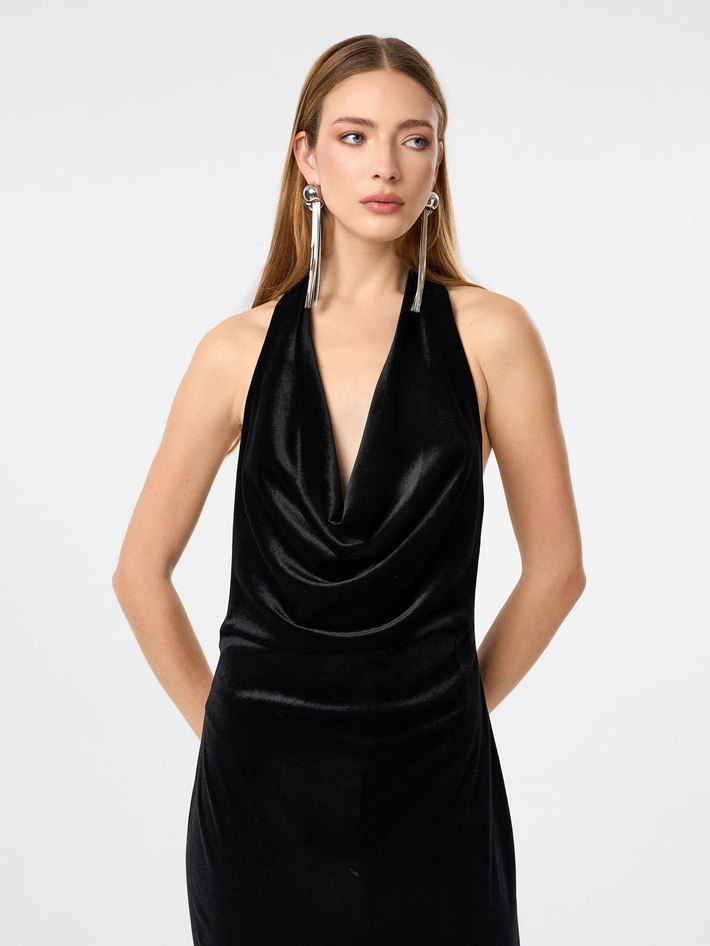 Degaje Yaka Sırt Dekolteli Siyah Elbise 