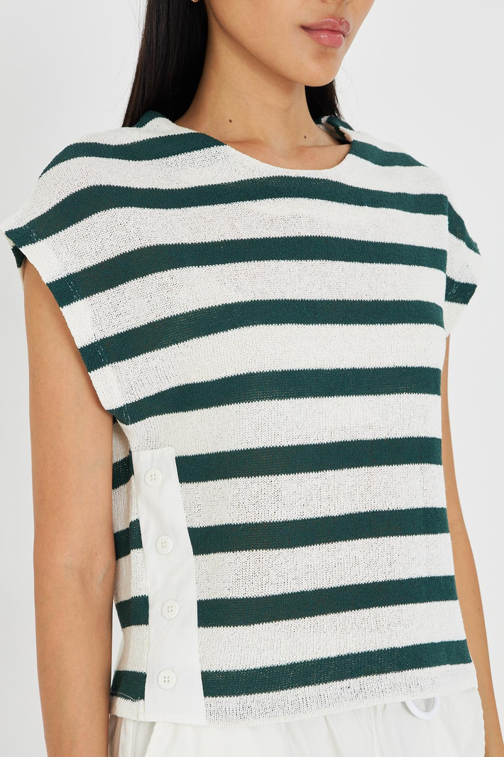 Düğme Detaylı Çizgili Sıfır Kol Bluz