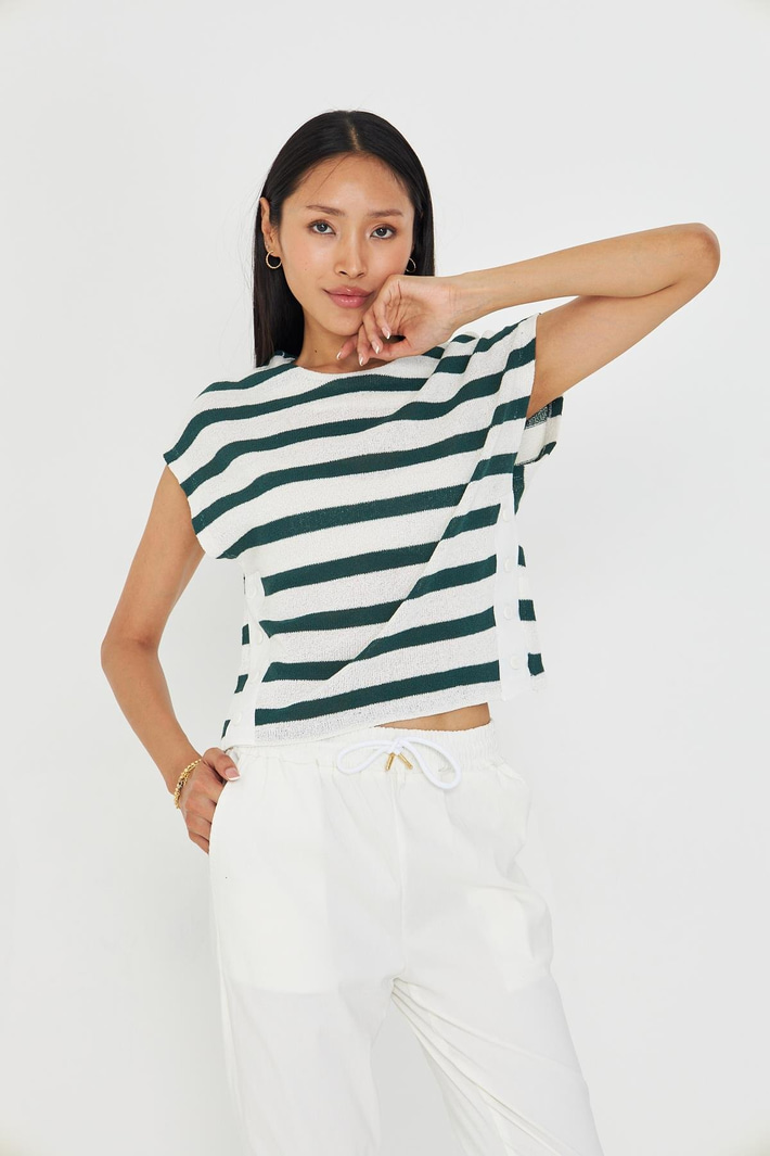 Düğme Detaylı Çizgili Sıfır Kol Bluz