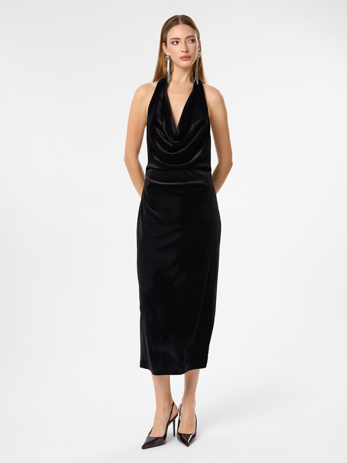 Degaje Yaka Sırt Dekolteli Siyah Elbise 