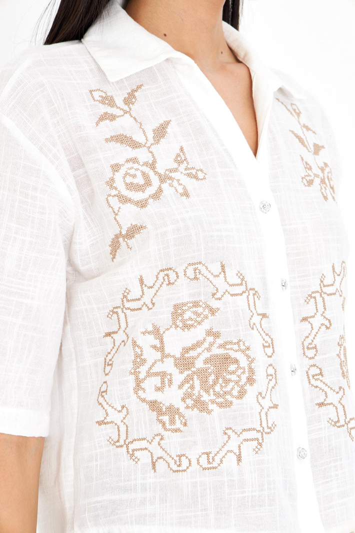 Nakışlı V Yaka Kısa Kol Keten Görünümlü Gömlek 