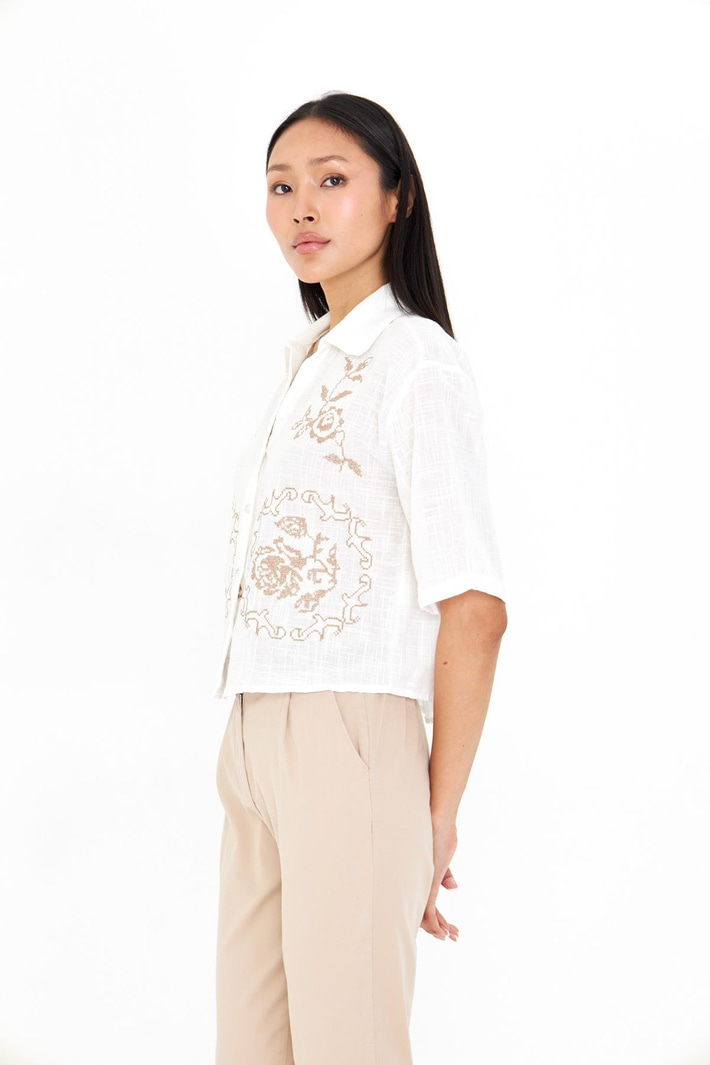 Nakışlı V Yaka Kısa Kol Keten Görünümlü Gömlek 