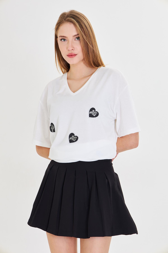 V Yaka Çoklu Kalp Baskılı T-Shirt