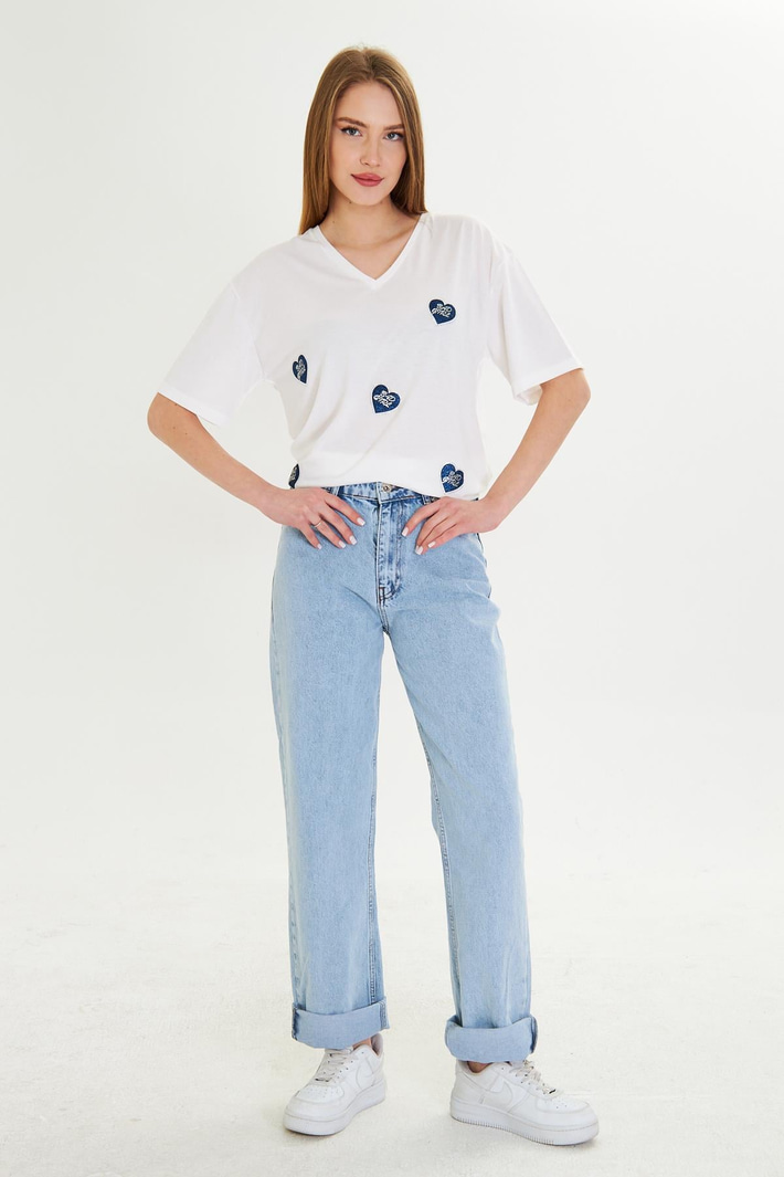 V Yaka Çoklu Kalp Baskılı T-Shirt