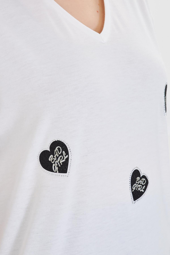 V Yaka Çoklu Kalp Baskılı T-Shirt