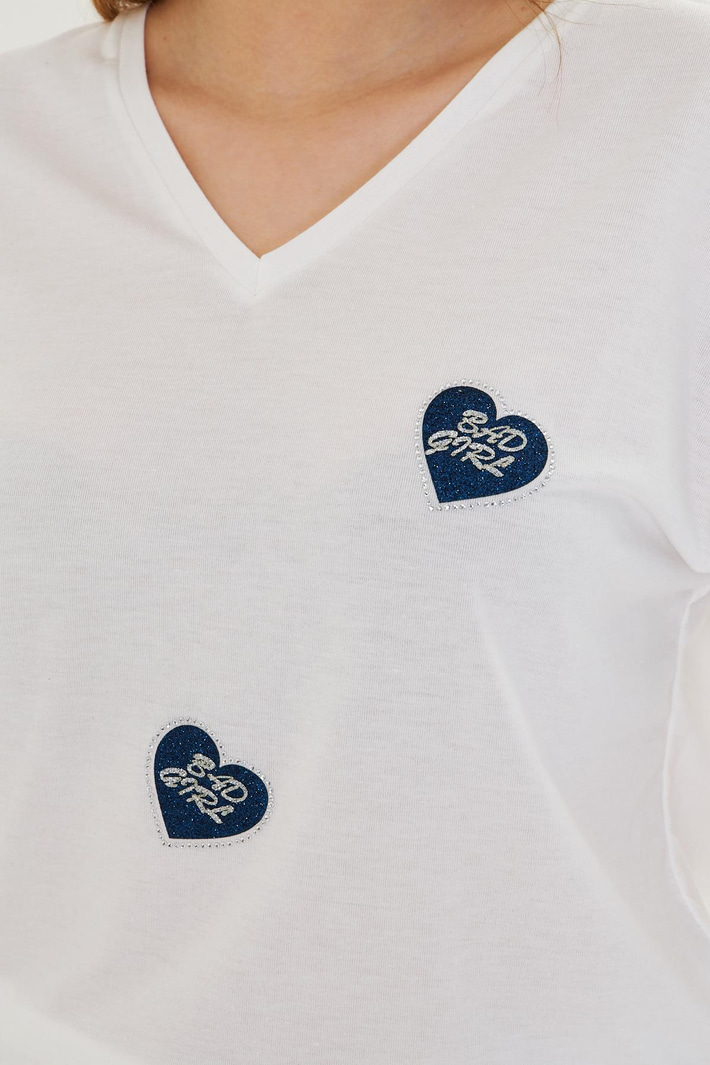V Yaka Çoklu Kalp Baskılı T-Shirt