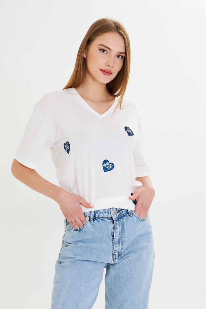 V Yaka Çoklu Kalp Baskılı T-Shirt