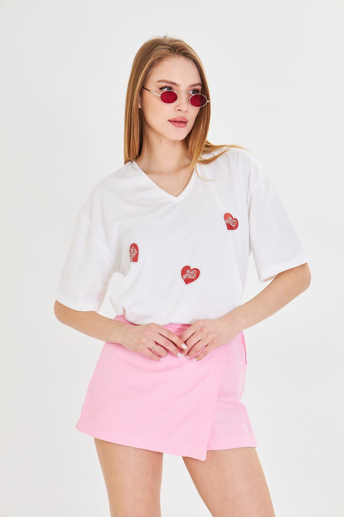 V Yaka Çoklu Kalp Baskılı T-Shirt