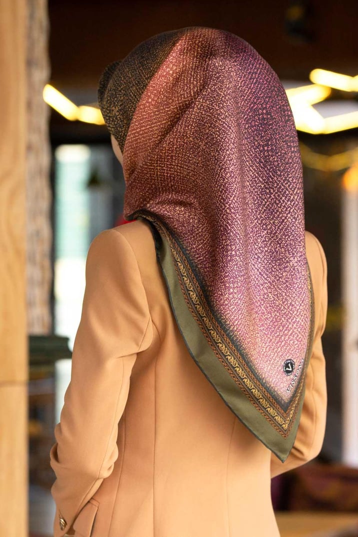 %100 Twill İpek Degradeli Ve Doku Desenli Haki Renkli 90x90 Eşarp Dikim Şekli : El Dikişi