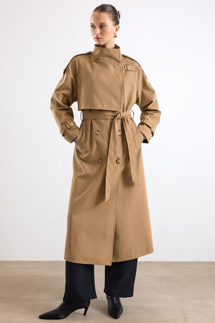 Dik Yaka Pelerin ve Pat Detaylı Oversize Su İtici Özellikli Trençkot KAMEL 6892