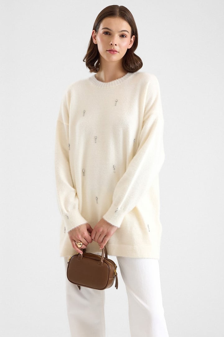 Taş Detaylı Soft Kumaş Oversize Triko Kazak EKRU 8290
