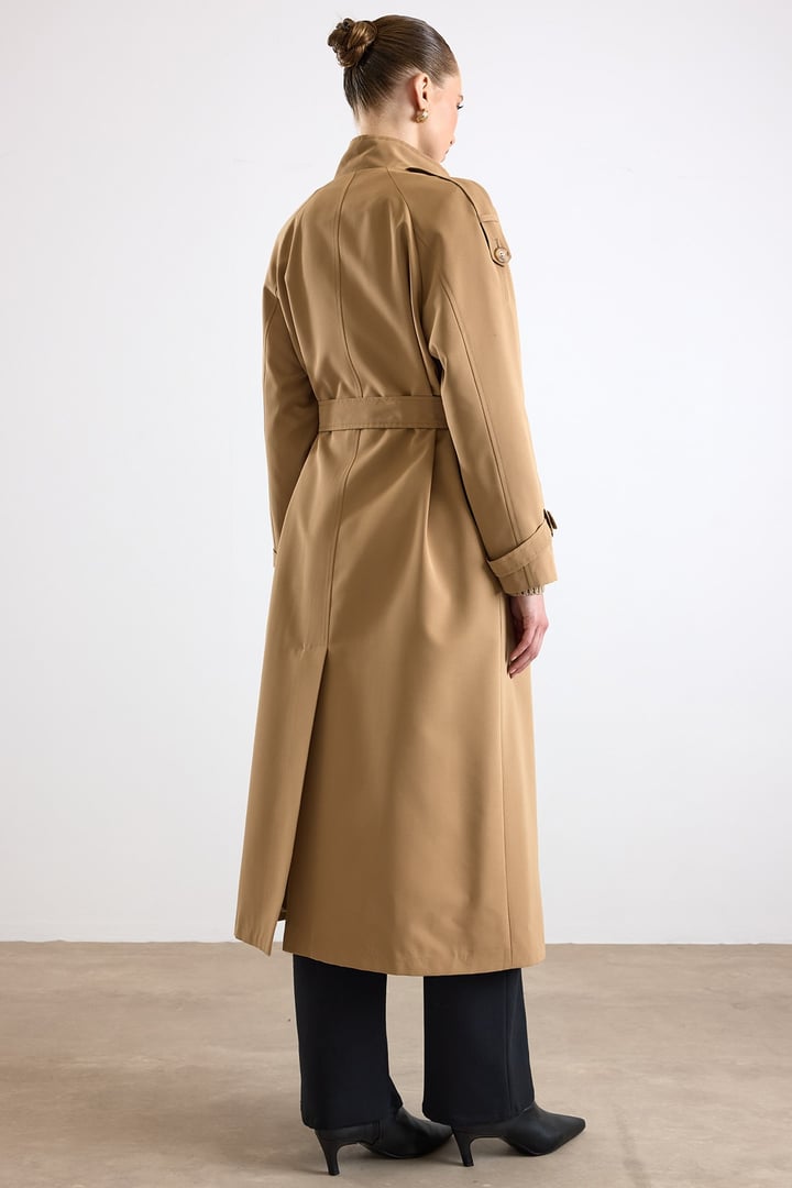 Dik Yaka Pelerin ve Pat Detaylı Oversize Su İtici Özellikli Trençkot KAMEL 6892